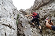 31 Risaliamo con l'aiuto di corda fissa ed appoggi